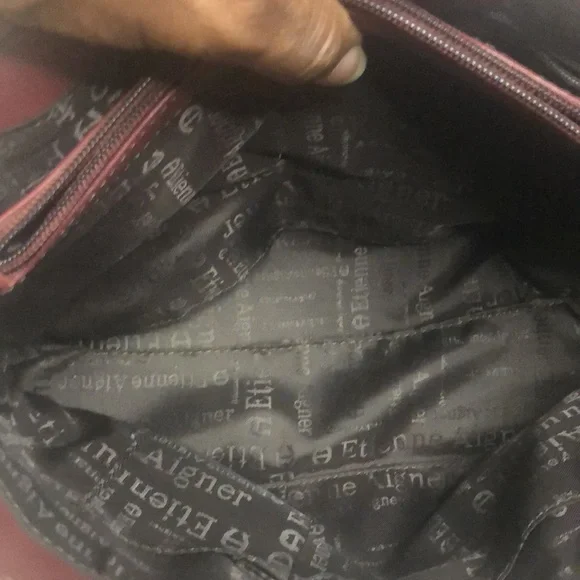 ETIENNE AIGNER VINTAGE leather burgundy colored shoulder bag. Gold hardware. - Picture 13 of 14